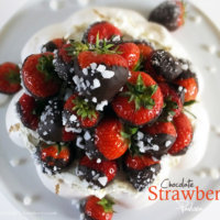chocolate-strawberry-pavlova